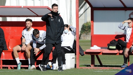 Roger Lamesa, durante el último compromiso del Granada Femenino en la Ciudad Deportiva ante el Cacereño (JOSÉ M. BALDOMERO)