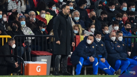 Xavi Hernández, durante el partido en el `Nuevo Los Cármenes` (JOSÉ M. BALDOMERO)