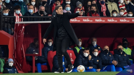 Robert Moreno, durante el encuentro del Granada ante el Barcelona en el `Nuevo Los Cármenes` (JOSÉ M. BALDOMERO)