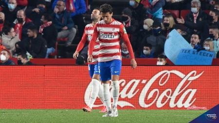 El Granada lució ante el Barcelona el nombre de Platzi en su camiseta como nuevo patrocinador principal (JOSÉ M. BALDOMERO)