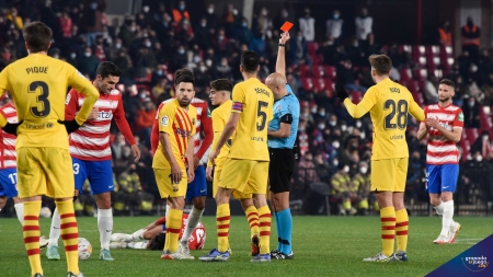 González Fuertes muestra la tarjeta roja a Gavi (JOSÉ M. BALDOMERO)