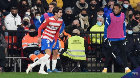 Álex Collado, que ya debutó ante el Barça, será presentado el miércoles como nuevo futbolista del Granada (JOSÉ M. BALDOMERO)