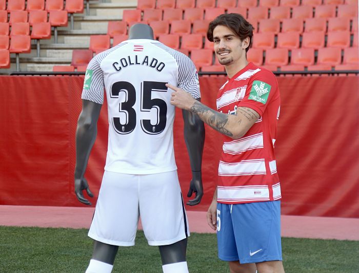 Álex Collado posa en el césped del `Nuevo Los Cármenes` con la camiseta del Granada (JOSÉ VELASCO / GRJ) Álex Collado posa en el césped del `Nuevo Los Cármenes` con la camiseta del Granada (JOSÉ VELASCO / GRJ)