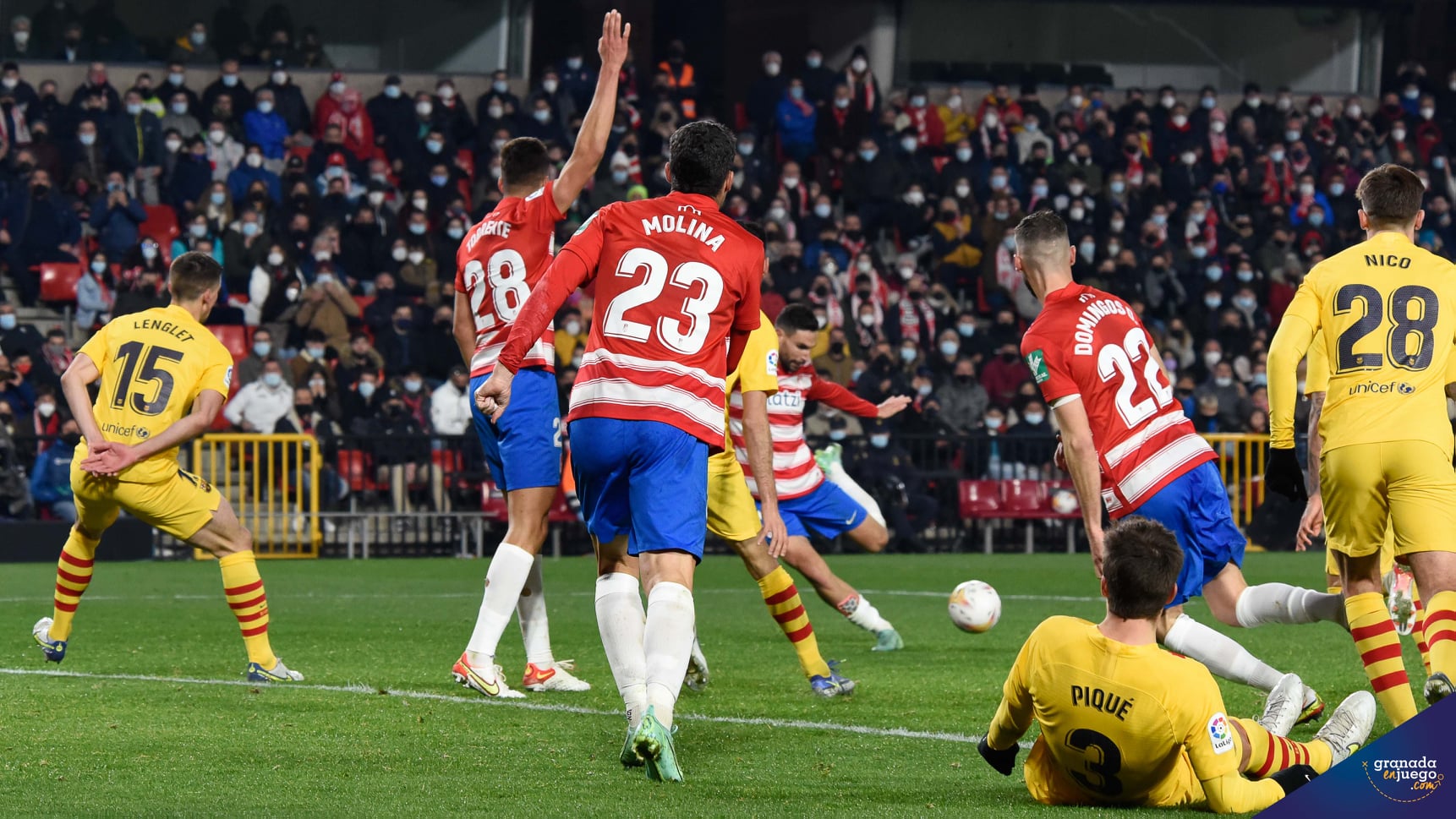 Momento en el que Puertas golpeó para anotar el tanto del empate contra el Barcelona (JOSÉ M. BALDOMERO) Momento en el que Puertas golpeó para anotar el tanto del empate contra el Barcelona (JOSÉ M. BALDOMERO)