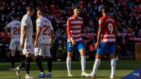 Adri Butzke, en el partido de su debut en Primera División ante el Mallorca (JOSÉ M. BALDOMERO)