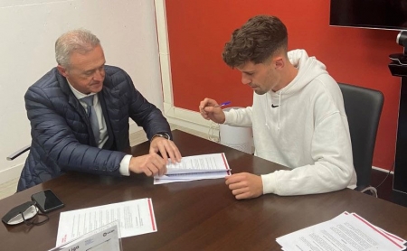 Pep Boada y Butzke, en la firma de renovación del delantero granadino (TWITTER)