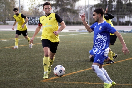 Una acción del derbi disputado en el estadio municipal de Albolote