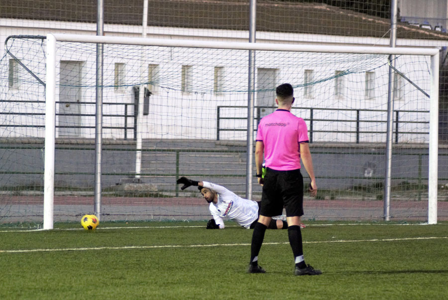 Verdejo intenta llegar en la acci�n del penalti lanzado por Antonio Molina 