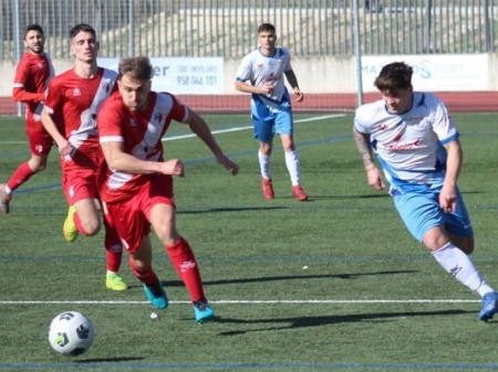 Faliti corre en busca del balón con un jugador del Casabermeja (MIGUEL JÁIMEZ) 