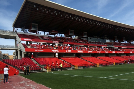 La tribuna del `Nuevo Los Cármenes`, en el partido que el Granada Femenino disputó la pasada campaña allí frente al Villarreal (JOSÉ VELASCO / GRJ)