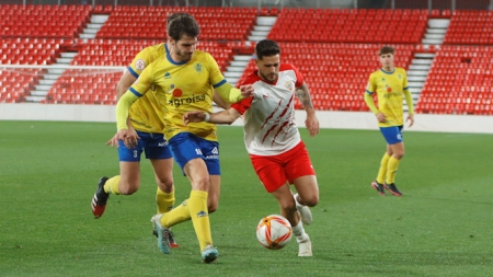Lolo Armario pugna con un jugador del Almería B (UD ALMERÍA) 