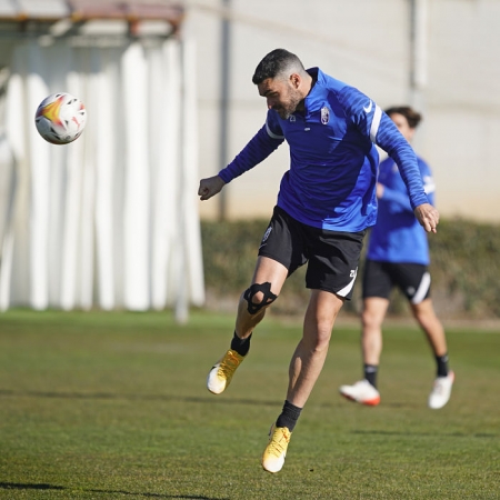 Jorge Molina, que se enfrentará a su ex equipo, cabecea durante un entrenamiento reciente del Granada (PEPE VILLOSLADA / GCF)