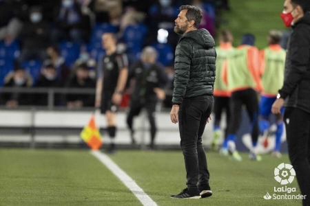 Quique Sánchez Flores, en la banda durante el Getafe - Granada (LALIGA)