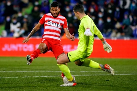 Luis Suárez marcó los dos goles del Granada CF (GRANADA CF) 