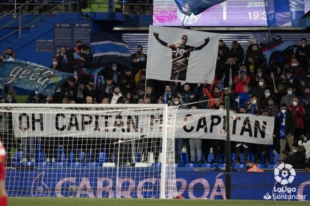 Pancartas mostradas por la afición del Getafe dedicadas a Jorge Molina (LALIGA)