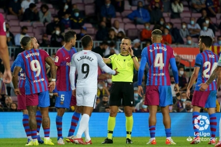 Santiago Jaime Latre, durante el Barcelona - Granada de esta temporada (LALIGA)