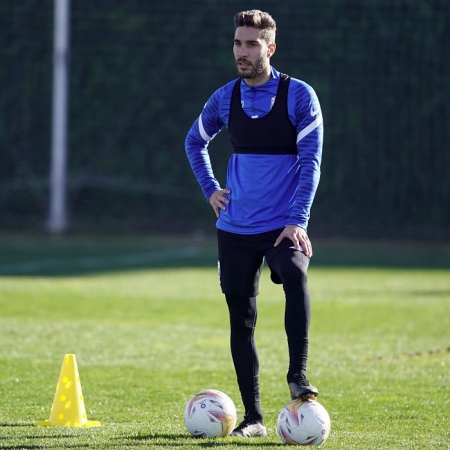 Rochina, en un entrenamiento reciente con el Granada, trabajando ya sobre el césped (PEPE VILLOSLADA / CGF)