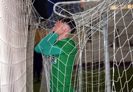 Un jugador del Atarfe Industrial se lamenta tras fallar una ocasión de gol (J. PALMA)