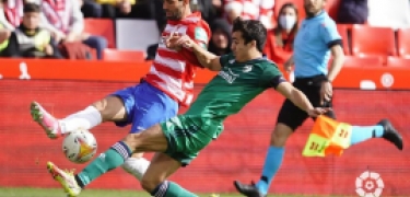 Víctor Díaz, titular ante Osasuna, durante un lance del partido en el `Nuevo Los Cármenes` (LALIGA)