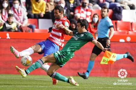 Víctor Díaz, titular ante Osasuna, durante un lance del partido en el `Nuevo Los Cármenes` (LALIGA)