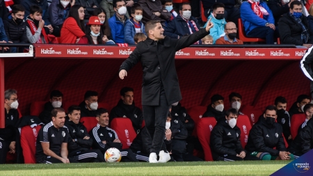 Robert Moreno da indicaciones a su equipo durante el partido ante Osasuna (JOSÉ M. BALDOMERO)