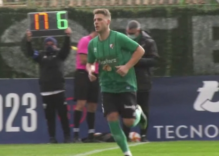 David Hurtado entra al terreno de juego (CD HUÉTOR VEGA) 