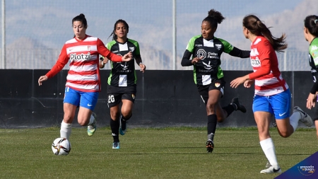 Cristina Postigo cuajó una gran actuación ante el Santa Teresa en una posición distinta para ella (JOSÉ M. BALDOMERO)