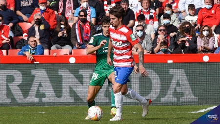 Álex Collado, en un lance del Granada - Osasuna (JOSÉ M. BALDOMERO