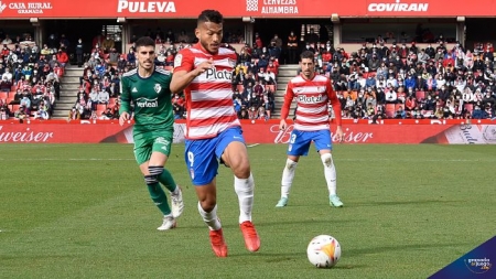 Luis Suárez, durante el Granada - Osasuna, vuelve a la Selección de Colombia (JOSÉ M. BALDOMERO)