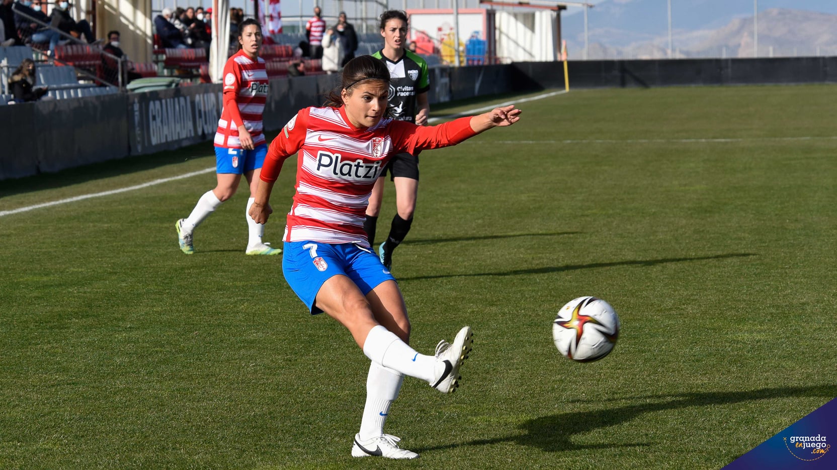 Laura Pérez se topó dos veces con el larguero en el partido frente al Santa Teresa (JOSÉ M. BALDOMERO) Laura Pérez se topó dos veces con el larguero en el partido frente al Santa Teresa (JOSÉ M. BALDOMERO)