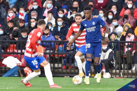 Vinícius, en el partido de la primera vuelta entre el Granada y el Real Madrid en `Los Cármenes` (JOSÉ M. BALDOMERO)