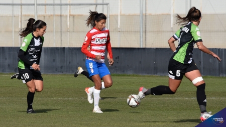 Pamela González, durante el último partido del Granada en liga ante el Santa Teresa (JOSÉ M. BALDOMERO)