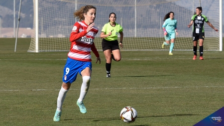 Lauri, durante el último partido del Granada Femenino ante el Santa Teresa (JOSÉ M. BALDOMERO)