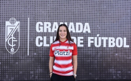 Ena posa con la camiseta del Granada (GCF)