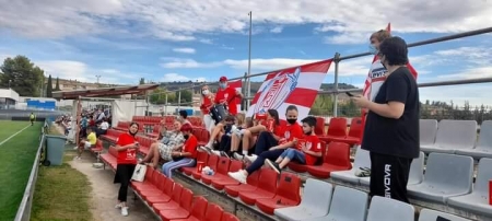 La Peña Granadinista Remando Juntas, en un partido del Granada Femenino en la Ciudad Deportiva
