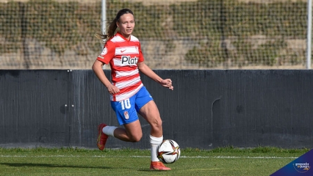 Raquel, durante el último partido del Granada ante el Santa Teresa (JOSÉ M. BALDOMERO)