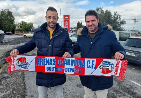 Dani Benítez y Fermín Criado posan con la bufanda del Arenas (FRAN CALVO)