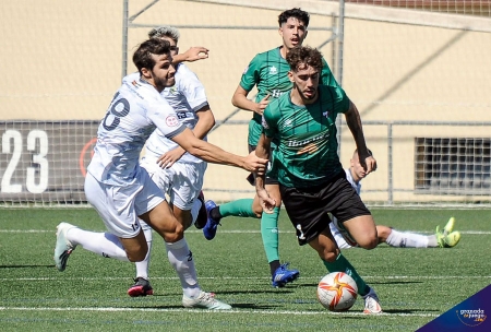 Una acción del derbi jugado en la primera vuelta en el polideportivo de `Las Viñas` (JOSÉ M. BALDOMERO)