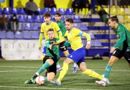 Una acción del derbi que concluyó en tablas (JOSÉ ANDRÉS FERNÁNDEZ)