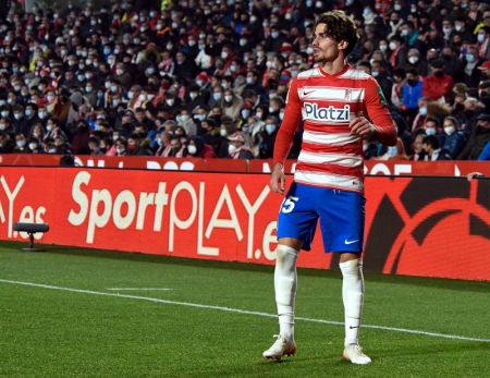 Álex Collado, jugador del Granada CF, en el partido ante el FC Barcelona (JOSÉ M. BALDOMERO)