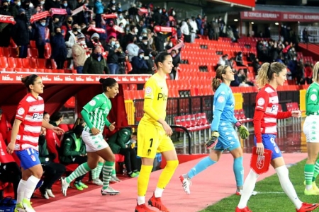 Momento en el que las jugadoras saltaron al verde de `Los Cármenes` y escucharon el himno del Granada a capella (JOSÉ VELASCO / GRJ)