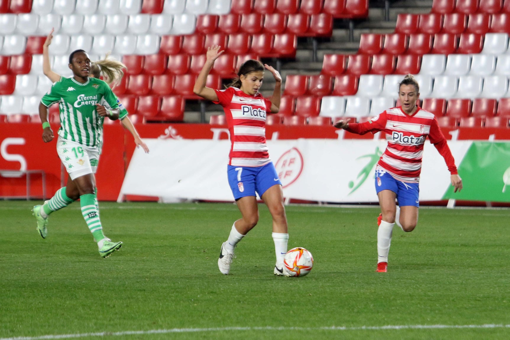 Laura Pérez y Mascaró, en la acción del último minuto donde se decretó un fuera de juego inexistente (JOSÉ VELASCO / GRJ) Laura Pérez y Mascaró, en la acción del último minuto donde se decretó un fuera de juego inexistente (JOSÉ VELASCO / GRJ)