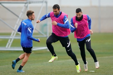 Imagen de un entrenamiento del Granada esta semana en la Ciudad Deportiva (PEPE VILLOSLADA / GCF)