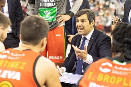 Pablo Pin da instrucciones durante un tiempo muerto ante Cáceres (FERMÍN RODRÍGUEZ / FUNDACION-CBG) 