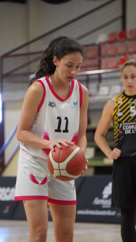 Marina Gea se dispone a lanzar un tiro libre (RACA) 