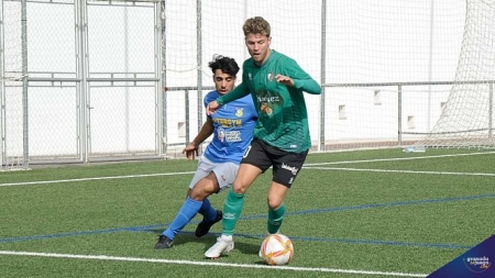 Javi Prieto conduce el esférico (JOSÉ M. BALDOMERO) 