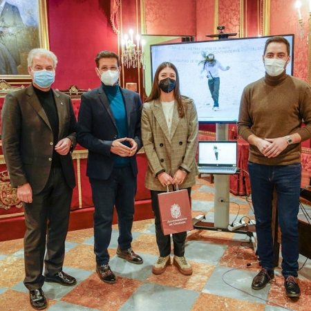 Imagen del recibimiento a Laura García (JAVIER ALGARRA/ AYUNTAMIENTO)