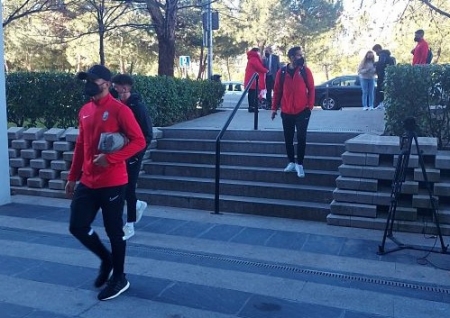 Imagen del Granada CF a su llegada a Madrid con motivo del partido en Getafe (FRAN CALVO)