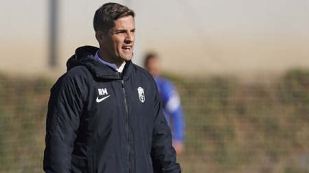 Robert Moreno, en un entrenamiento con el Granada (PEPE VILLOSLADA / GCF)