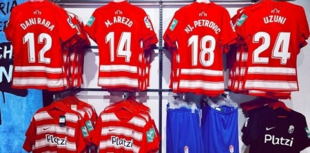 Las camisetas de los últimos refuerzos del Granada ya lucen en la tienda oficial (GCF)